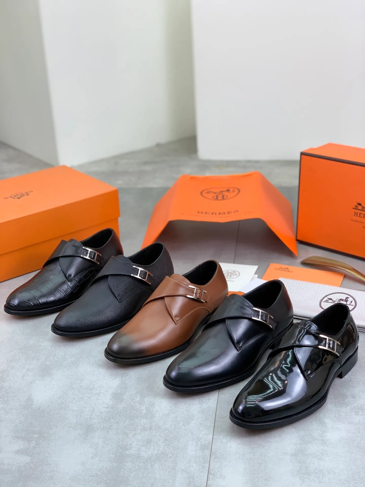 Factory price P940 💰💎💎💎 Original genuine leather outsole Brand: Hermès Grade: Same as the official website Original quality materials: Original soft calfskin Water-dyed cowhide lining Original Italian genuine leather outsole Style categories: Men's fashion Formal casual leather shoes Slip-on men's shoes series Young fashion European and American trends British style Code number: 39-45 (38.46 can be customized)